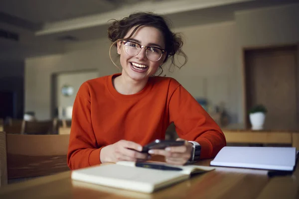 Menina Hipster Emocional Encantador Satisfeito Recebendo Oferta Emprego Caixa Mail — Fotografia de Stock