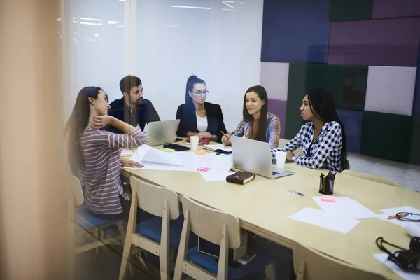 Молода Команда Талановитих Співробітників Пояснює Ідеї Під Час Робочої Зустрічі — стокове фото