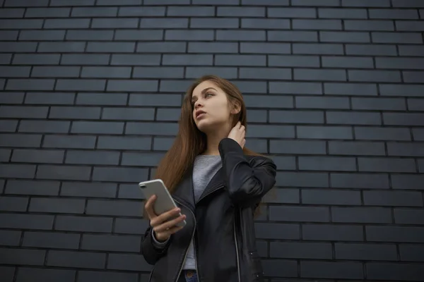 Attraente Ragazza Hipster Vestita Elegante Giacca Pelle Posa Mentre Piedi — Foto Stock