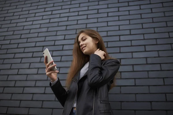 Adolescente Positive Vêtue Une Tenue Décontractée Tendance Partageant Des Fichiers — Photo