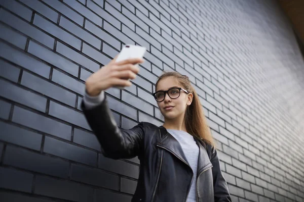 Súlyos Fiatal Csípő Lány Pózol Hogy Selfie Korszerű Smartphone Kamera — Stock Fotó
