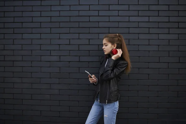 Menina Adolescente Hipster Assistindo Vídeo Redes Smartphone Conectado Internet Fundo — Fotografia de Stock