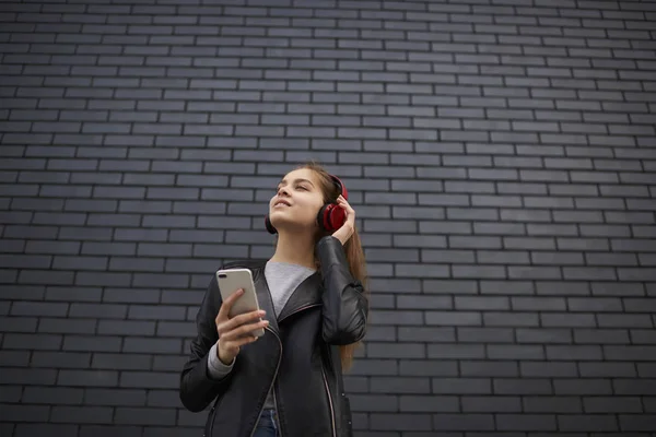 Positive Hipster Girl Dressed Leather Jacket Enjoying Favorite Songs Standing — Stock Photo, Image