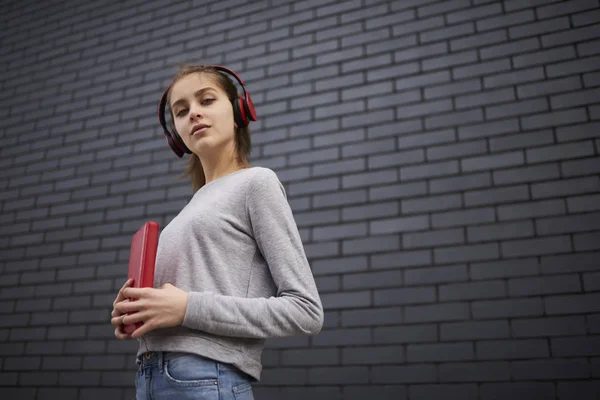 Självsäkert Kvinnlig Student Klädd Casual Tröja Strosa Hörlurar Njuter Favoritlåtar — Stockfoto