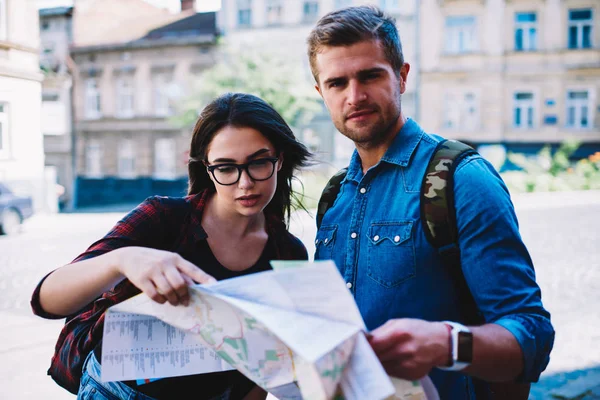 Portrait Handsome Male Tourist Backpack Looking Camera While Female Traveller — Stock Photo, Image
