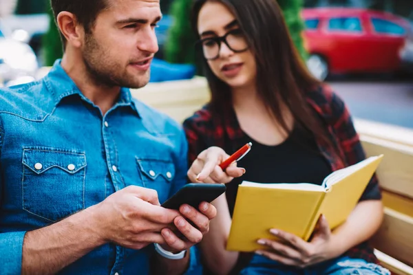 Imagen Recortada Dos Estudiantes Que Comunican Sobre Mensaje Sms Recibido —  Fotos de Stock