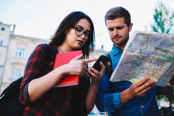 两名学生带着地图和现代电话在新城旅游 寻找合适的目的地 使用智能手机和免费4G 互联网连接的年轻游客在线网站搜索方向 — 图库照片