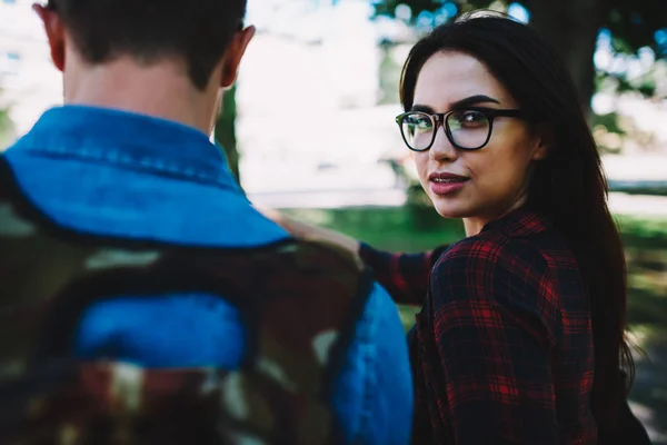 Retrato Comprimento Haf Menina Hipster Morena Atraente Óculos Elegantes Com — Fotografia de Stock