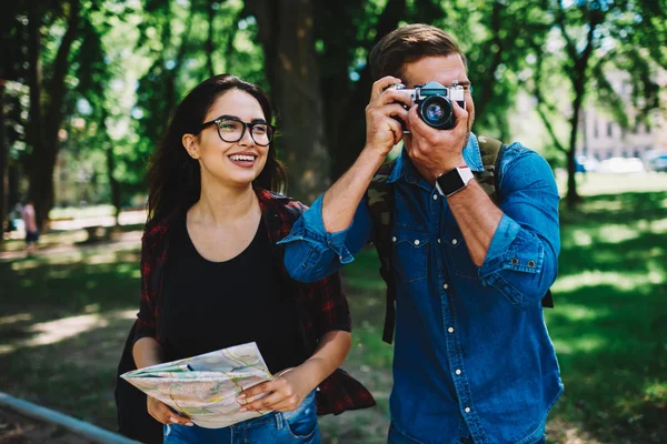 Fotógrafo Masculino Con Lente Cámara Moderna Haciendo Fotos Durante Viaje —  Fotos de Stock