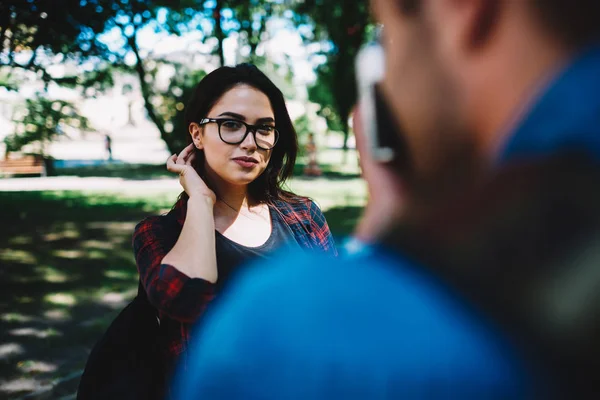 Media Longitud Retrato Atractiva Chica Hipster Morena Gafas Con Estilo —  Fotos de Stock