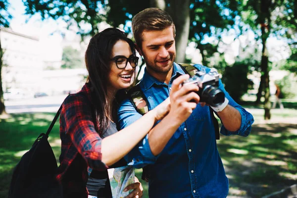 Cheerful Young Man Woman Standing Outdoors Park Browsing Photos Vintage — Stock Photo, Image