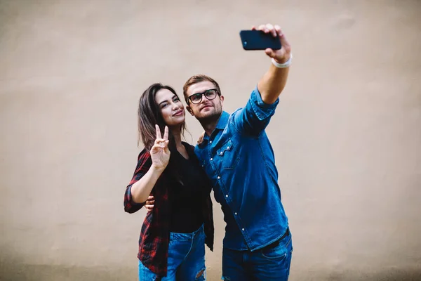 Best Friends Posing Making Selfies Front Camera Modern Smartphone Standing — Stock Photo, Image