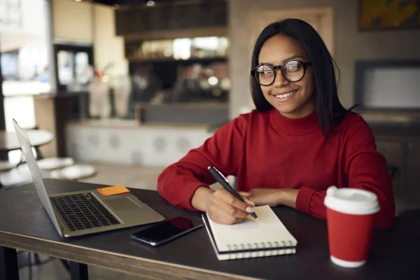 Porträt Einer Attraktiven Afroamerikanischen Studentin Die Café Interieur Der Aufgabe — Stockfoto