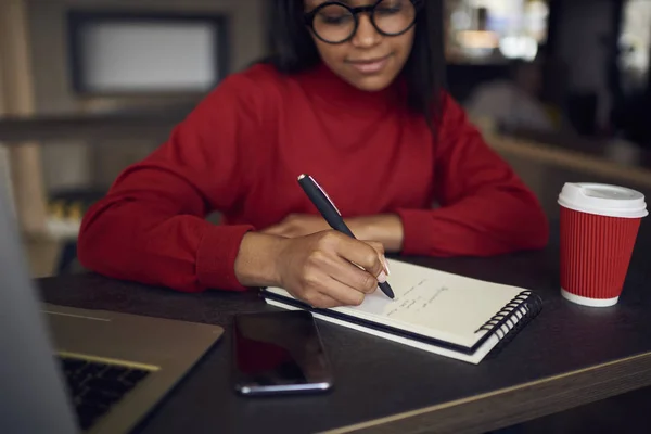 Estudante Afro Americano Pensativo Óculos Escrevendo Ideias Diário Enquanto Faz — Fotografia de Stock