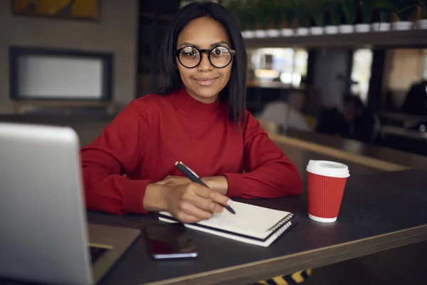 Porträt Eines Cleveren Afroamerikanischen Internationalen Studenten Mit Brille Der Hausaufgaben — Stockfoto