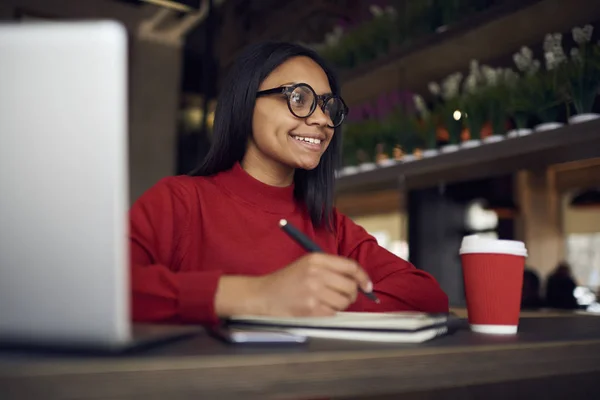 Fröhliche Afroamerikanische Studentin Mit Trendigen Brillen Die Das Lernen Café — Stockfoto