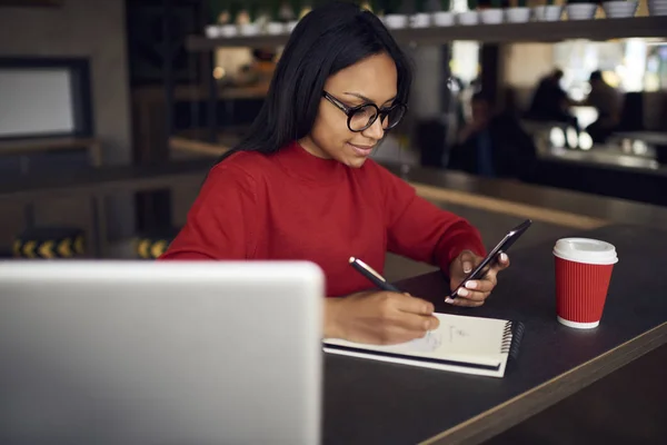 Professioneller Afroamerikanischer Manager Überprüft Buchhaltung Bericht Mit Moderner Technologie Café — Stockfoto