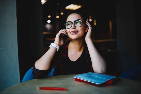 Giovane Ragazza Hipster Positivo Occhiali Alla Moda Avendo Conversazione Mobile — Foto Stock