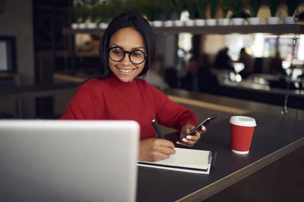 Tarassut Video Üstünde Laptop Kafe Ödev Yaparken Gözlük Içinde Neşeli — Stok fotoğraf