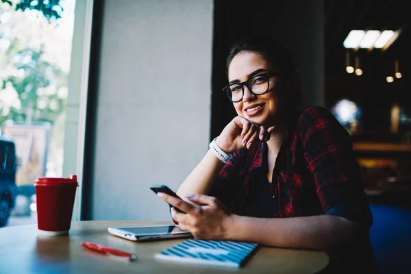 Retrato Media Longitud Una Hermosa Bloguera Sonriente Mirando Cámara Mientras — Foto de Stock