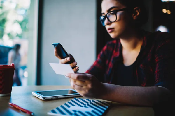 Bijgesneden Afbeelding Van Peinzende Vrouwelijke Student Gekleed Casual Outfit Bezoek — Stockfoto