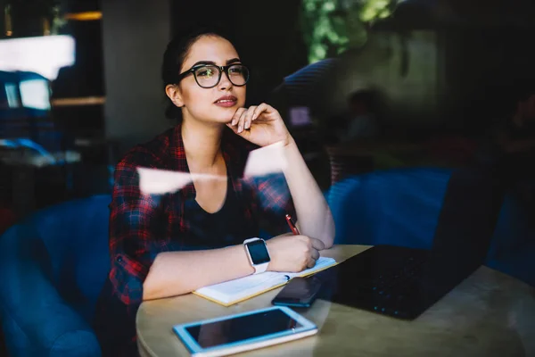 Nachdenken Über Junge Freiberuflerinnen Coolen Brillen Die Über Kreative Ideen — Stockfoto