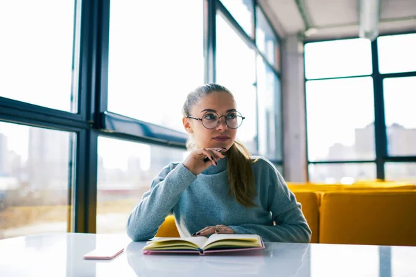 Okouzlující Mladá Studentka Stylové Brýle Při Pohledu Přemýšlení Nápad Pro — Stock fotografie