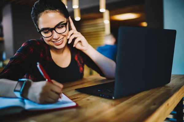 Abgeschnittenes Bild Einer Positiven Talentierten Studentin Die Auf Einem Modernen — Stockfoto