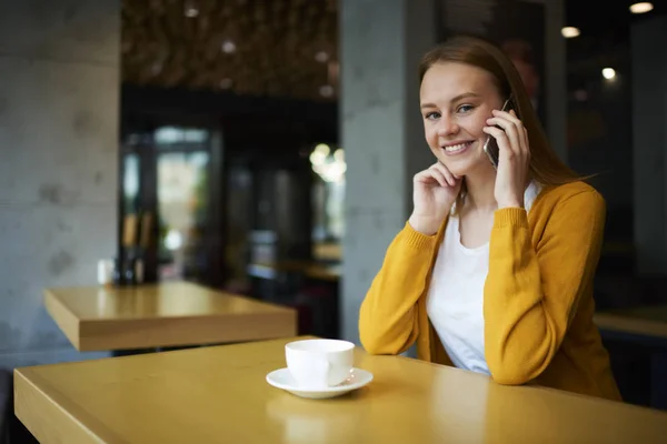 Porträtt Glad Affärskvinna Talar Moderna Smartphone Använda Mobila Fördelar För — Stockfoto