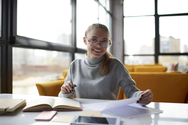 Retrato Próspera Mujer Negocios Haciendo Trabajo Papel Sentado Cafetería Satisfecho —  Fotos de Stock