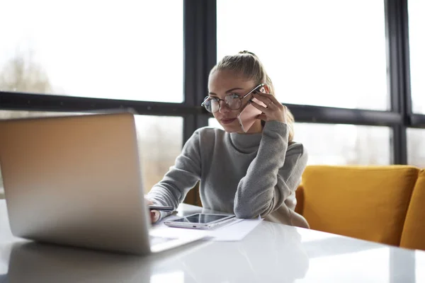 Professionale Freelancer Femminile Avendo Conversazione Nuovo Progetto Business Durante Lettura — Foto Stock