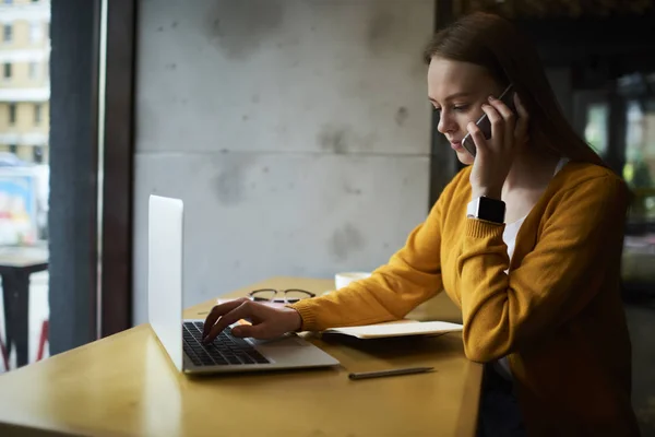 Professionele Vrouwelijke Freelancer Externe Werk Café Downloaden Van Bestanden Van — Stockfoto