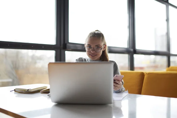 Gyönyörű Tini Diák Divatos Szemüveg Keresztül Laptop Keres Házi Projekten — Stock Fotó