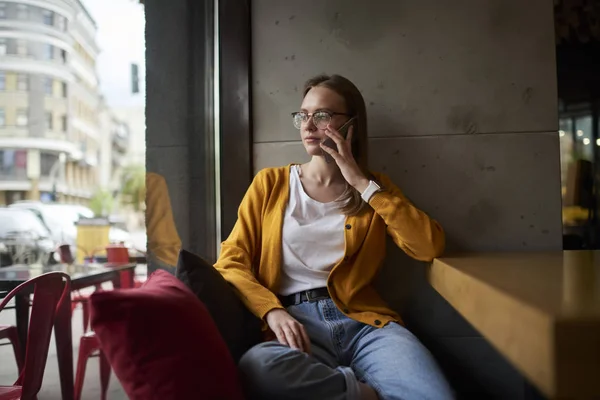 Menina Elegante Hipster Óculos Olhando Para Fora Janela Comunicando Com — Fotografia de Stock