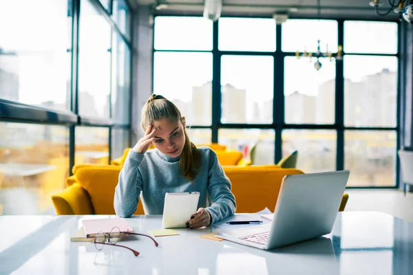 Jonge Zakenvrouw Concentreerde Zich Het Oplossen Van Problemen Met Financiën — Stockfoto