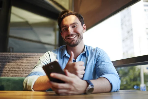 开朗英俊的商人的肖像快乐完成启动项目 繁荣的企业家满意的移动关税互联网连接使用智能手机的业务和工作 — 图库照片