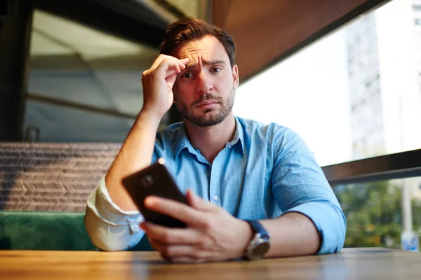 Retrato Del Empresario Masculino Triste Que Resuelve Reflexionar Sobre Solución —  Fotos de Stock