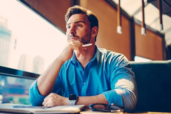 Bonito Arquiteto Sexo Masculino Ponderando Sobre Projeto Criativo Concentrou Ideia — Fotografia de Stock