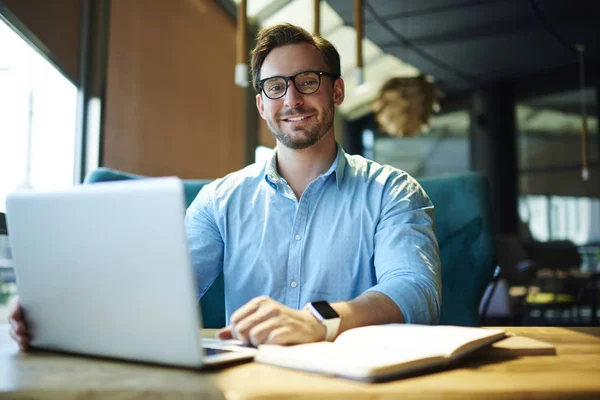 Retrato Bonito Ceo Masculino Óculos Moda Satisfeito Com Ocupação Trabalhando — Fotografia de Stock