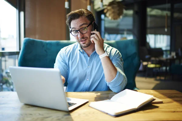 Mobil çevrimiçi belgelerin incelenmesi sırasında profesyonel icra müdürü tartışırken iş planı. Gözlük ile çalışan Web sitesi içeriği için değiştirme hakkında konuşmak gurur CEO'su çekmek okuyucu