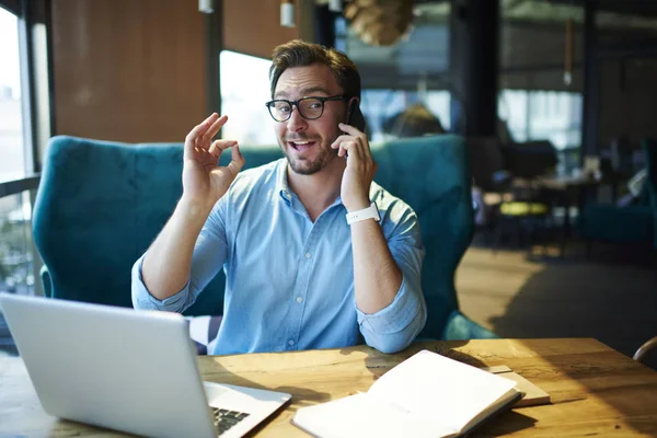 Banka operatörü, müreffeh girişimci ile başarılı busines mutlu ile konuşurken yapılmış yaratıcı çözüm ile ok işaret gösteren gözlük yakışıklı icra müdürü portresi memnun