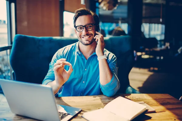 Portret Van Succesvol Ondernemer Teken Tonen Tijdens Een Gesprek Met — Stockfoto