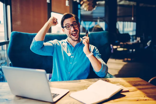 Emocional Joven Empresario Emocionado Con Acuerdo Beneficioso Hablar Con Los — Foto de Stock