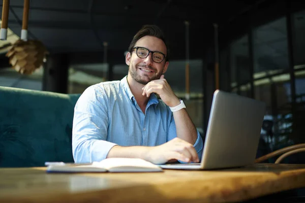 Retrato Empresário Positivo Desfrutando Trabalho Aconchegante Café Usando Laptop Moderno — Fotografia de Stock