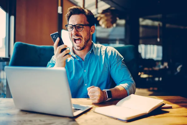 Boze Baas Schreeuwen Mobiele Telefoon Tijdens Een Gesprek Met Collega — Stockfoto