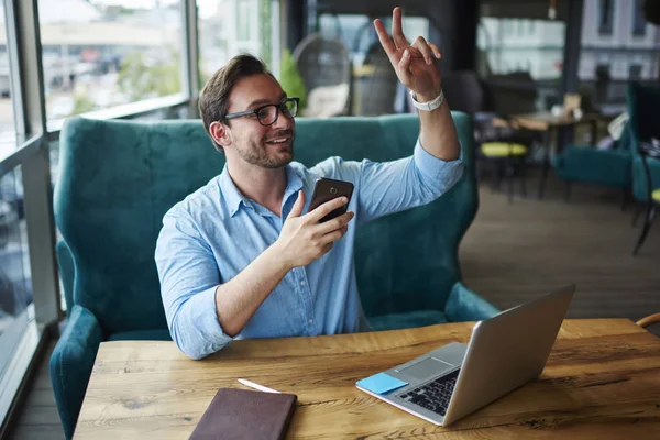 Cameriere Professionista Sorridente Chiamando Scoprire Password Connessione Wifi Utilizzando Dispositivi — Foto Stock