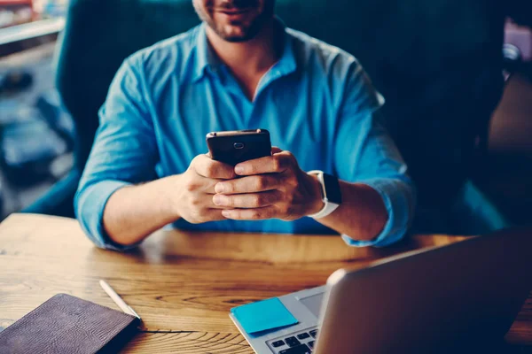 Abgeschnittenes Bild Der Hände Des Mannes Mit Modernen Smartphone Sms — Stockfoto