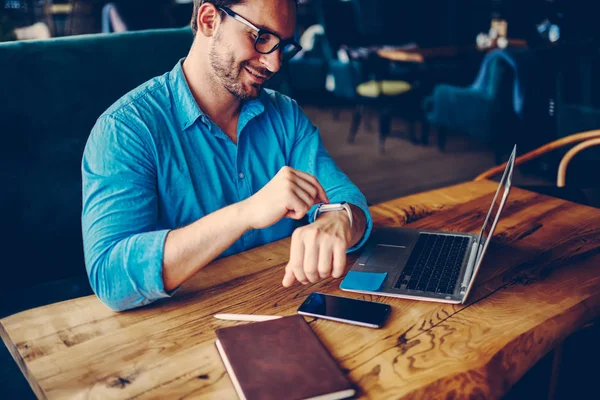 Freelancer Masculino Profissional Satisfeito Com Conclusão Projeto Tempo Fazer Trabalho — Fotografia de Stock