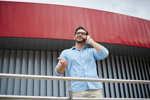 Joven Hombre Negocios Hablando Con Colega Proyecto Discusión Móvil Mientras — Foto de Stock