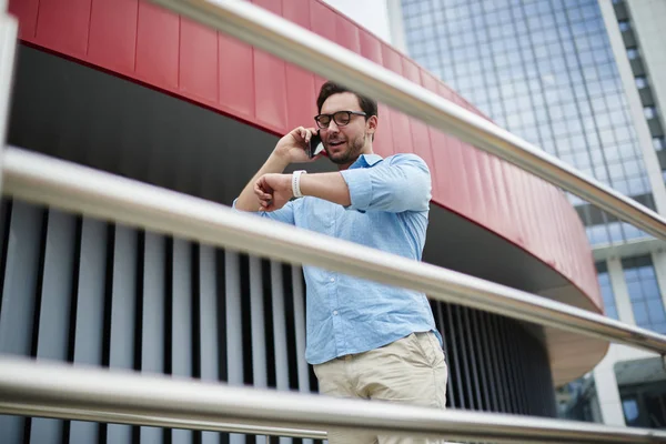 Bonito Hipster Cara Olhando Para Assistir Enquanto Conversa Celular Com — Fotografia de Stock